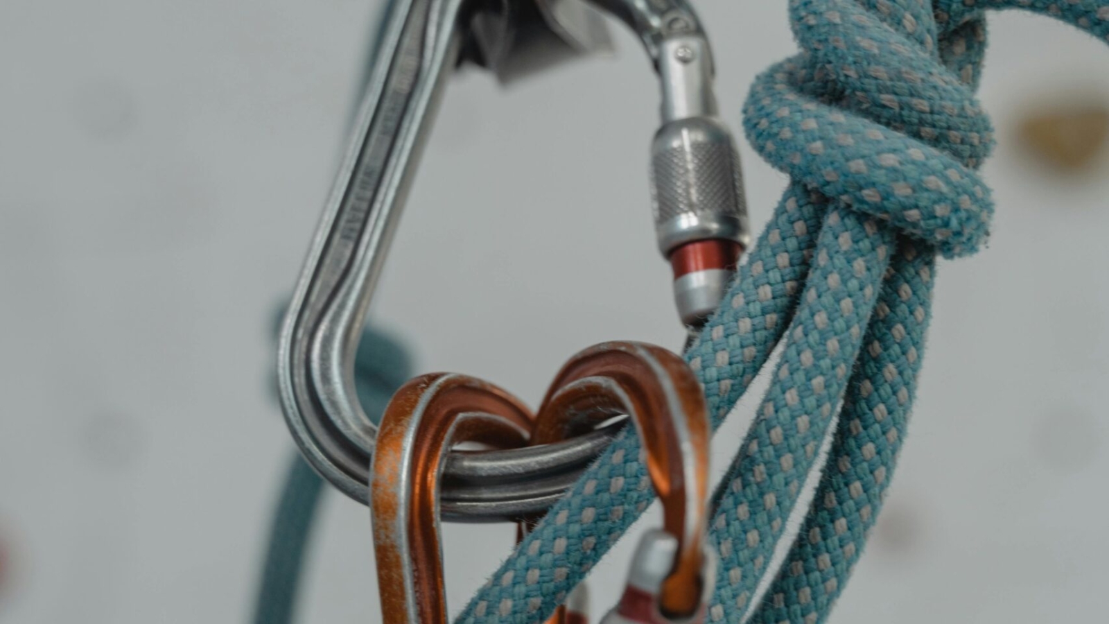corda e moschettone utilizzati durante i campi scout esploratori