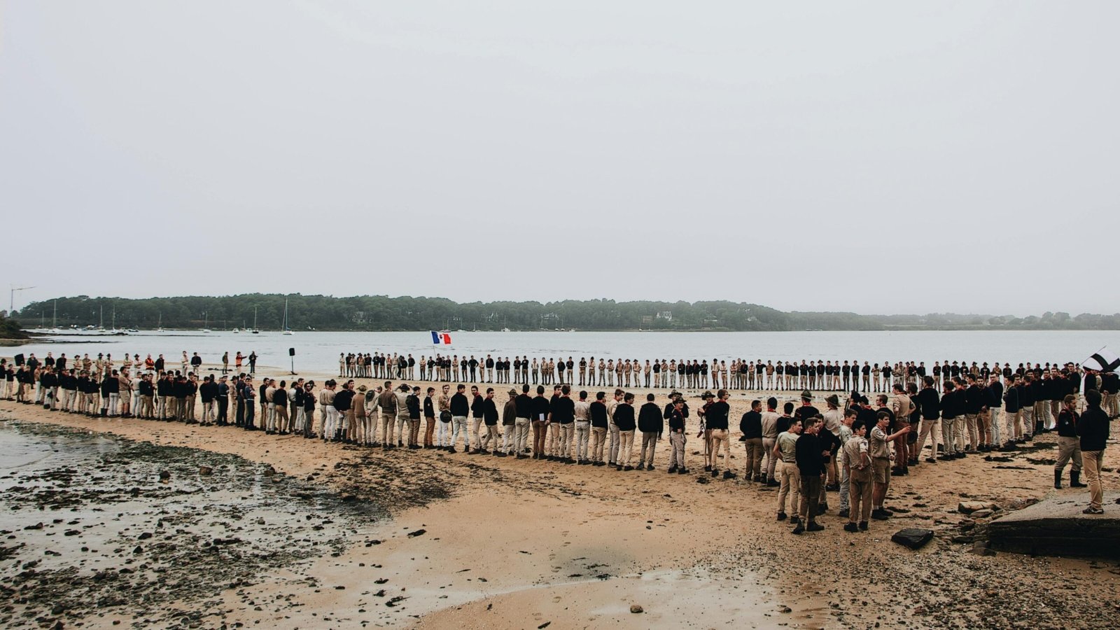 gruppi scout gemellati in quadrato durante un evento associativo